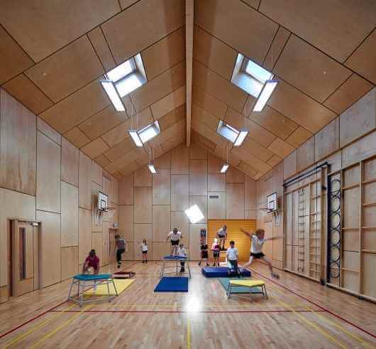 Gülümseyen çocuklarla bayrak değişim çalışması