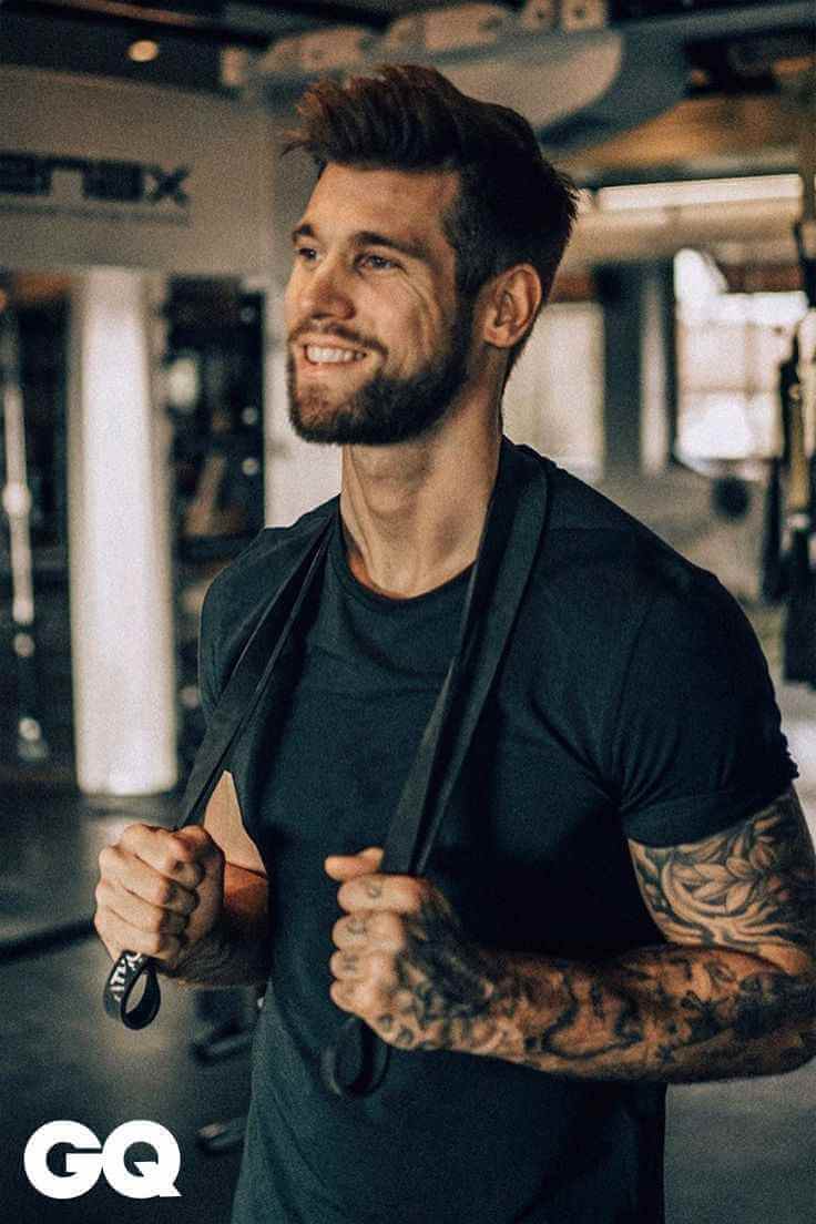 Zıplama çalışması sırasında çocuğu teşvik eden gençlik antrenörü